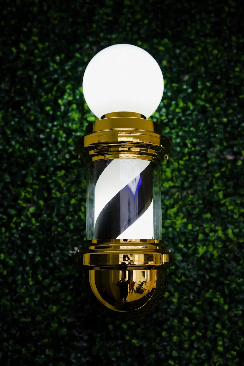 Deluxe Kutz gold barber pole